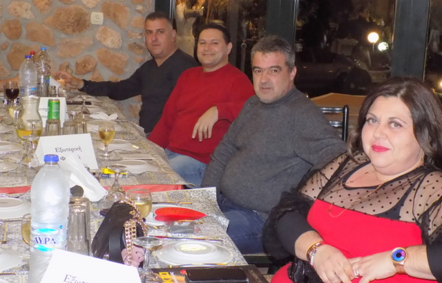 Οι εξ. φρουροί Κώστας Λϊάγκας, Βασίλης Καλτσάς και Χάρης Τασίκας με την σύζυγό του